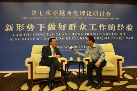 Phóng viên TTXVN tại Trung Quốc phỏng vấn ông Hoàng Bình Quân.